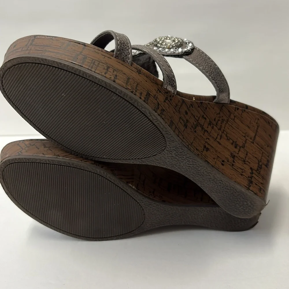 NIB “Jetson” rhinestone sparkle embellished wedge‎ heel sandals  (8 M)
